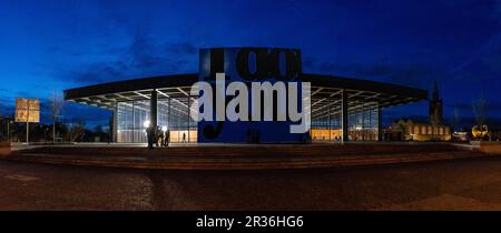 Neue Nationalgalerie in Berlin und St.-Matthäus-Kirche, Berlin, Bundesrepublik Deutschland. Stockfoto