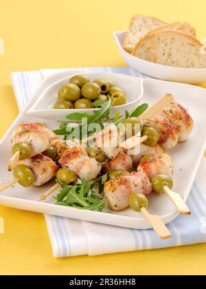 Huhn und Schinken kebabs mit grünen Oliven Stockfoto