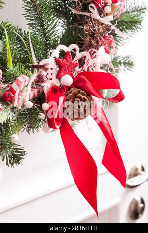 Rote und weiße Weihnachtskranz Stockfoto