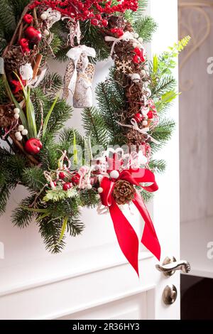 Rote und weiße Weihnachtskranz Stockfoto