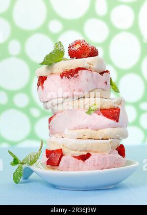 Eissandwiches mit Baiser und Erdbeereis Stockfoto