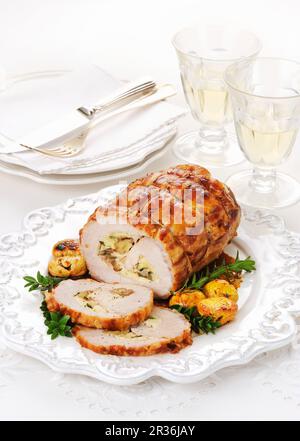 Schwein Roulade mit einer Kastanie befüllen Stockfoto