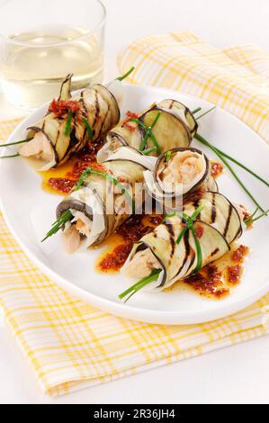 Aubergine Brötchen mit Fisch in Tomatensauce Öl gefüllt Stockfoto