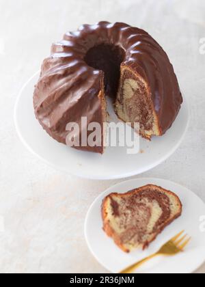 Ein in Marmor geschnittener Bundt-Kuchen Stockfoto