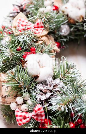 Rote und weiße Weihnachtskranz Stockfoto