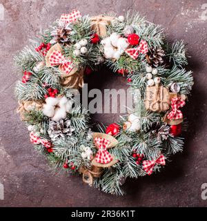 Rote und weiße Weihnachtskranz Stockfoto