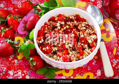 Hafer mit Erdbeeren und Pistazien Stockfoto