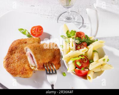 Cordon Bleu und Nudelsalat Stockfoto