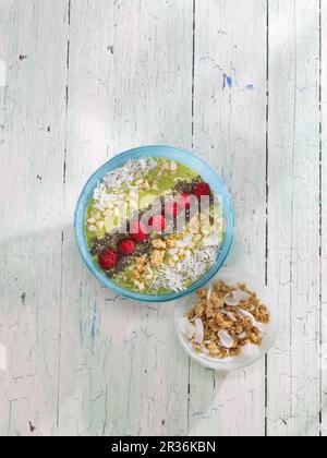 Avocado- und Mango-Smoothie-Schüssel Stockfoto