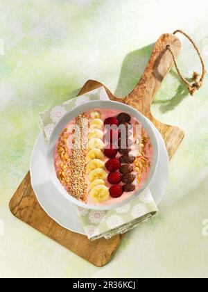 Erdbeere und Banane Smoothie-Schüssel Stockfoto