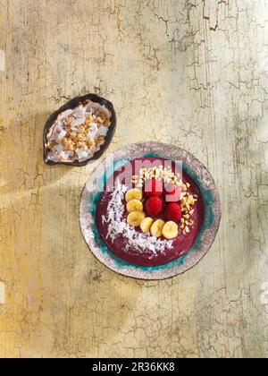 Eine Schüssel mit Heidelbeeren, Zucchini und BrombeerSmoothie Stockfoto