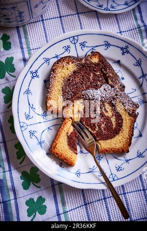 Zwei Scheiben Marmorkuchen Stockfoto