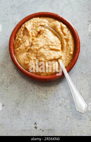 Eine Schüssel Erdnussbutter (von oben gesehen) Stockfoto