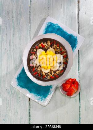 Schüssel mit Ananas-, Mango- und Grünkohl-Smoothie Stockfoto