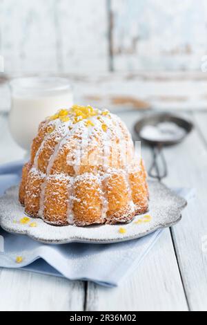 Vegane Zitronenkuchen mit Puderzucker Stockfoto