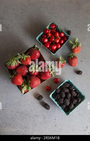 Brombeeren, Kirschen und Erdbeeren Stockfoto