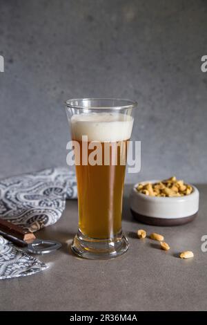 Weizen Bier und geröstete Erdnüsse Stockfoto