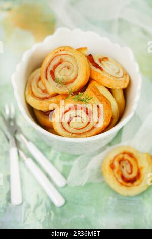 Girelle (Blätterteig wirbelt) mit Schinken und Käse Stockfoto