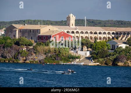 Ehemaliges Militärkrankenhaus, erbaut von den Engländern im 18. Jahrhundert, illa del Rei, Hafen von Mahón, Menorca, balearische Inseln, Spanien. Stockfoto