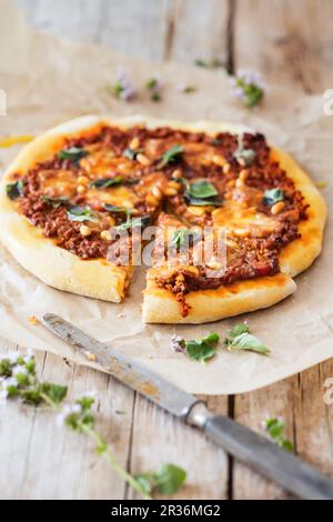 Hackfleisch Pizza, in Scheiben geschnitten Stockfoto