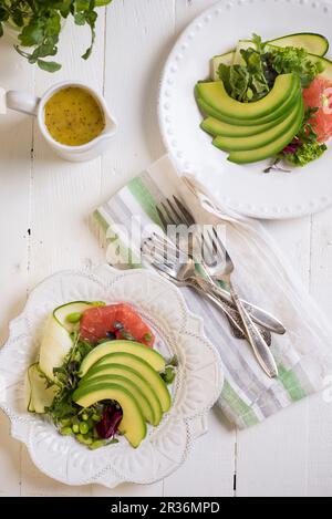 Avocado-Salat mit Grapefruit und Zucchini Stockfoto