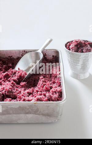 Blaubeergranita in einer Metalldose und einem Metallbecher Stockfoto