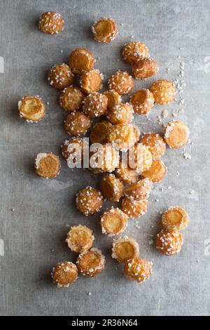 Chouquettes (ungefüllte Profiteroles mit Zuckernippchen, Frankreich) Stockfoto