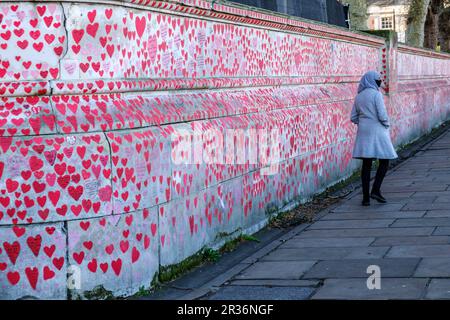 Das Covid Memorial Near the Thames malte Herzen zu Ehren der Opfer des COVID-Virus, London, England, Großbritannien. Stockfoto