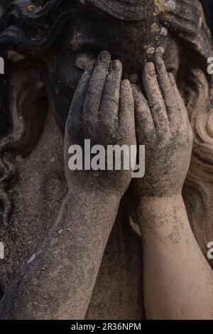 Weinende Frau, Mut Tomas Familiengrab, Friedhof Llucmajor, Mallorca, Balearen, Spanien. Stockfoto