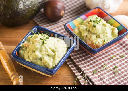 Guacamole in zwei Gerichte Stockfoto