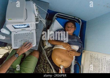 Examen por Ultrasonidos, Centro de Salud, Lancetillo (La Parroquia), Municipio de Uspantán, Quiche, Sierra de Chamá, Guatemala, Mittelamerika. Stockfoto