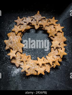 Ein Kranz aus Lebkuchenstern, mit Puderzucker bedeckt (von oben gesehen) Stockfoto