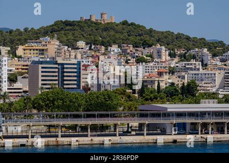 Paseo Maritimo und Schloss Bellver, Hafen von Palma, Mallorca, Balearen, Spanien. Stockfoto