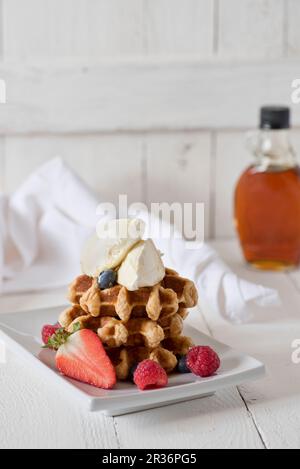 Waffeln mit Mascarpone, Beeren und Ahornsirup Stockfoto