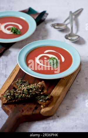 Tomatensuppe mit Basilikum und crėme fraîche Stockfoto