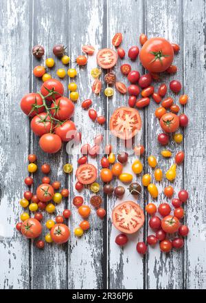 Verschiedene Arten von Tomaten auf hölzernen Hintergrund Stockfoto