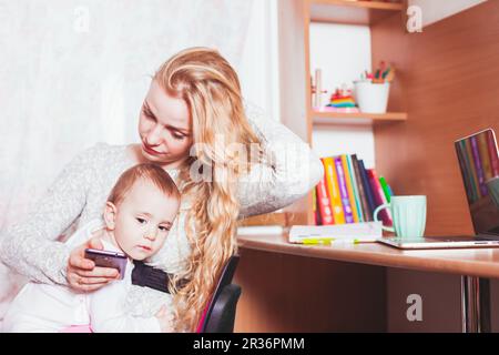 Freiberuflich arbeitete Mama mit baby Stockfoto