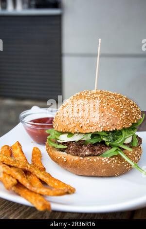 Ein Burger mit Süßkartoffel Chips Stockfoto