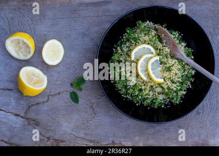 Petersilie & bulgar mit Zitronenscheiben Stockfoto