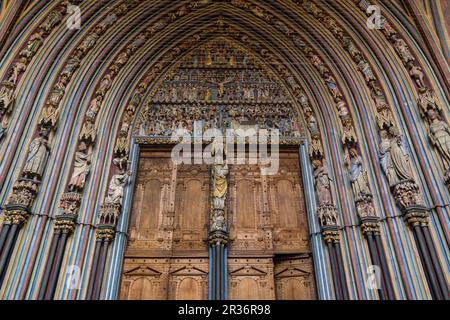 Skulpturen aus dem späten 13. Jahrhundert, Freiburger Dom, in drei Etappen erbaut, 1120, die zweite 1210 und die dritte 1230, Gebäude im gotischen Stil, Freiburg de Breisgau, Deutschland, Europa. Stockfoto