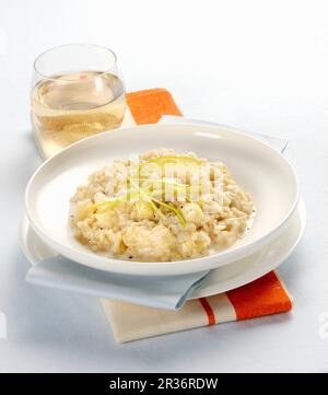 Risotto porri, Pere e taleggio (Italienische Risotto mit Lauch, Birne und Käse) Stockfoto