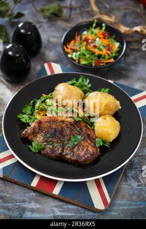 Gegrilltes Schweinekragen-Steak mit neuen Kartoffeln Stockfoto