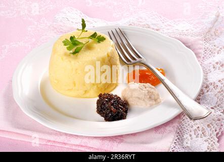 Ein Käse Flan mit drei Soßen Stockfoto
