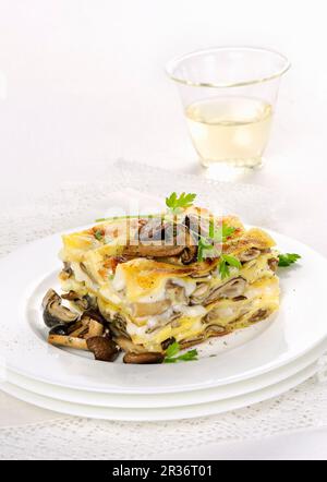 Pilz Lasagne mit Pilzen pioppini Stockfoto