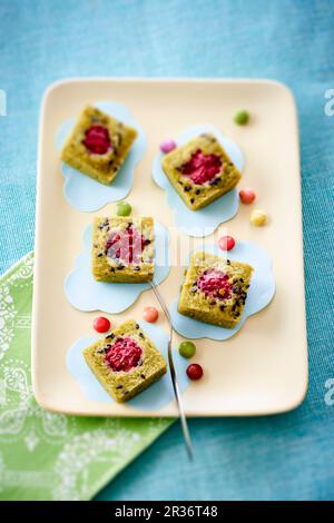 Französische Financier Cakes mit bunten, zuckerbeschichteten Schokoladen Stockfoto