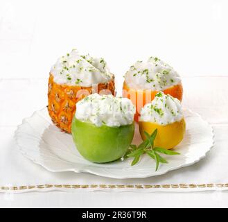 Verschiedene Obstsorbets, serviert in Früchten Stockfoto