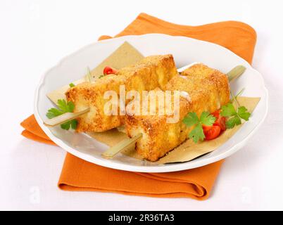 Spiedini di Mozzarella in Carozza (gebackener Mozzerella auf einem Kebab, Italien) Stockfoto