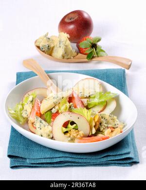 Salat mit Stilton, Apple und Erdbeeren Stockfoto