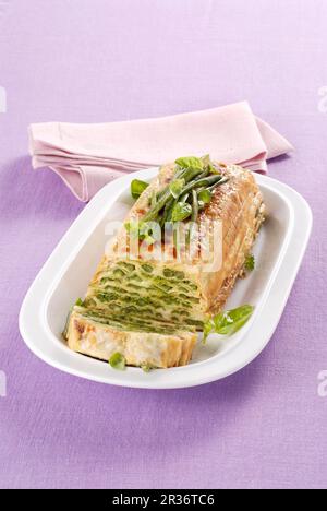 Pfannkuchen Terrine mit Pesto und grüne Bohnen Stockfoto