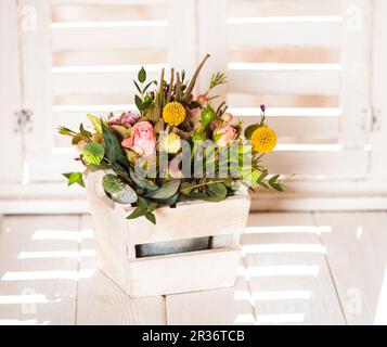 Am Morgen Blumen auf dem Fensterbrett Stockfoto